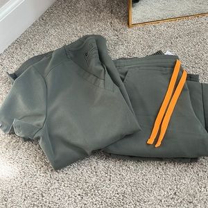 Figs moss caterina top one pocket and Yola pants (regular rise) great condition